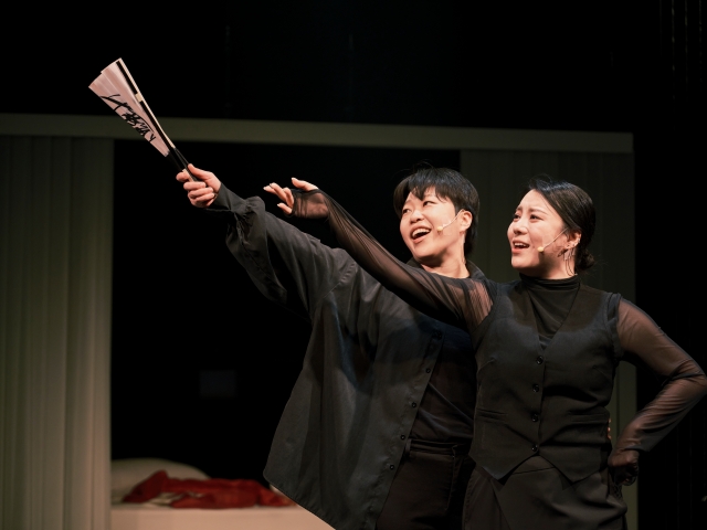 자네는 왜 그리 굉장히 기다란 담뱃대로 담배를 피이나 3번 갤러리 