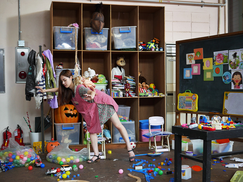 The Emotional Society on Stage: Relational Aesthetics of Service Labor